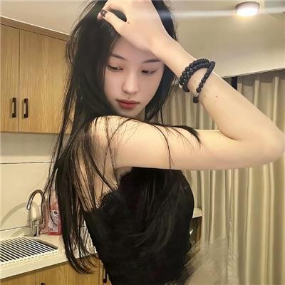 她背后的那双手